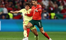 九游中国官网-力争前进，球员们奋力冲击欧洲足球冠军的简单介绍