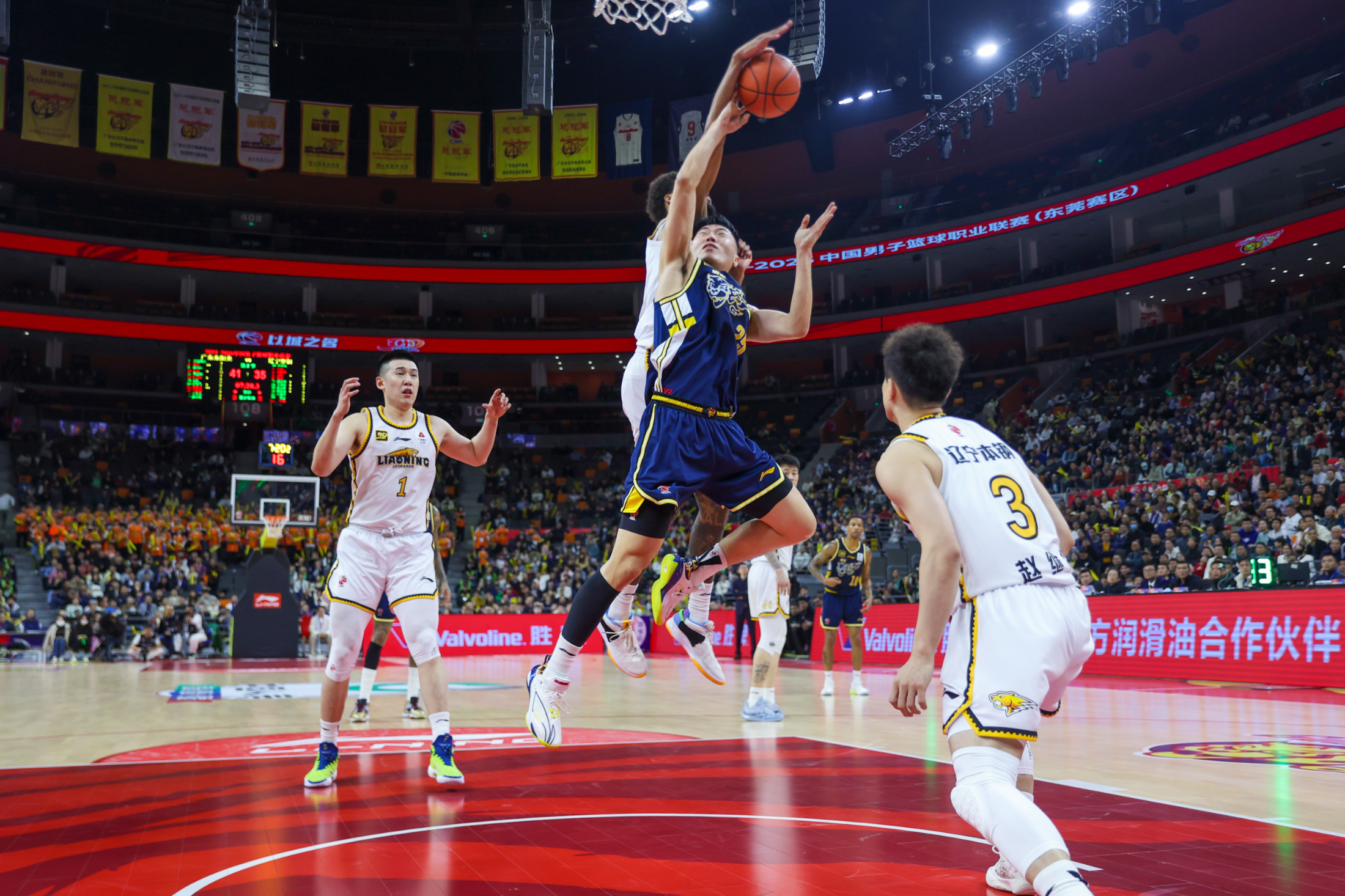 关于篮球比赛中球员突破技术难关,斩获胜利的信息 关于篮球比赛中球员突破技术难关,斩获胜利的信息