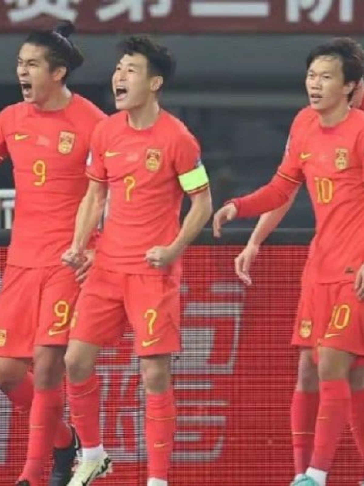 足球世界沸腾！各队争夺最高荣誉展开激战的简单介绍