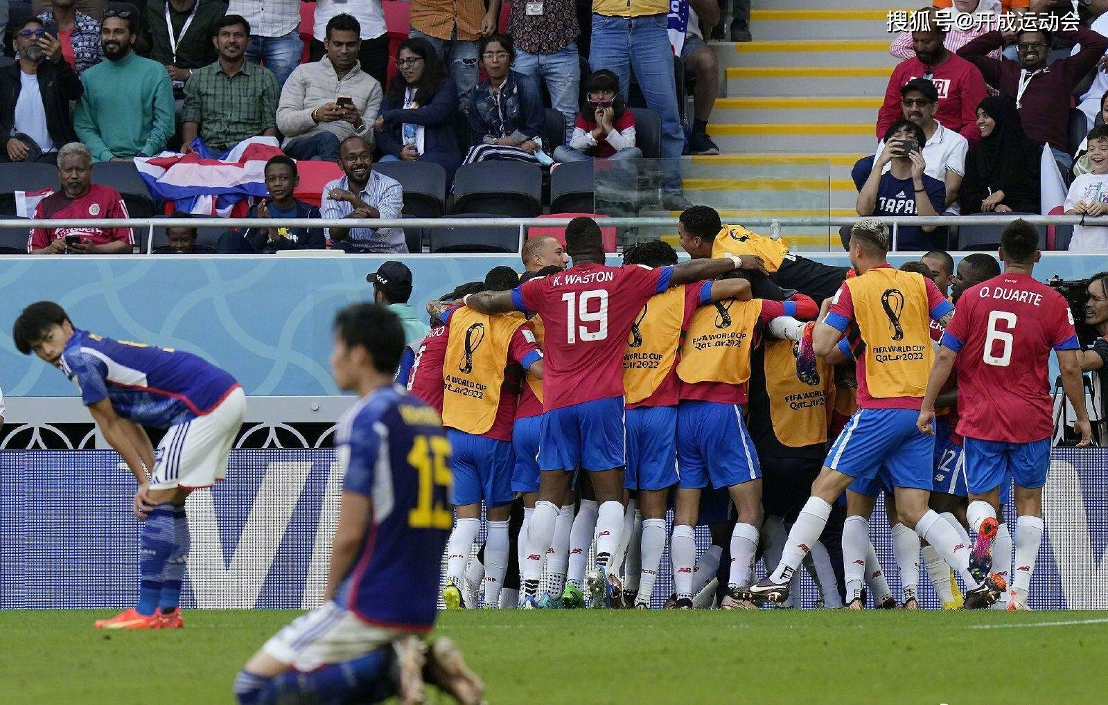 包含波兰惨败西班牙，晋级形势堪忧的词条