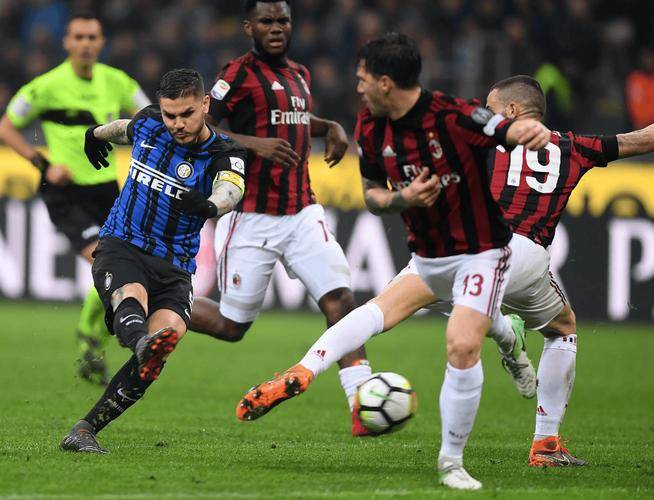 包含AC米兰客场逼平亚特兰大，双方互有胜负的词条