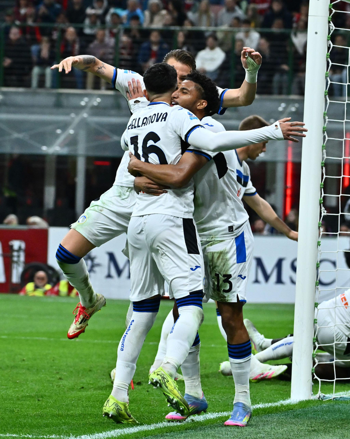 包含AC米兰客场逼平亚特兰大，双方互有胜负的词条