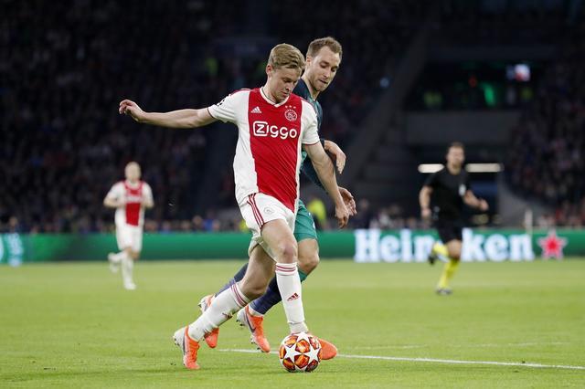 包含阿贾克斯少年军崭露头角，晋级16强的词条