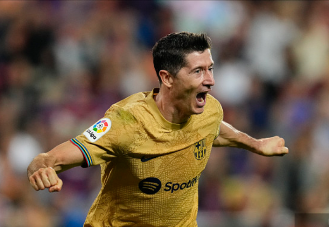 包含瓦伦西亚客场告捷，挺进下一轮的词条