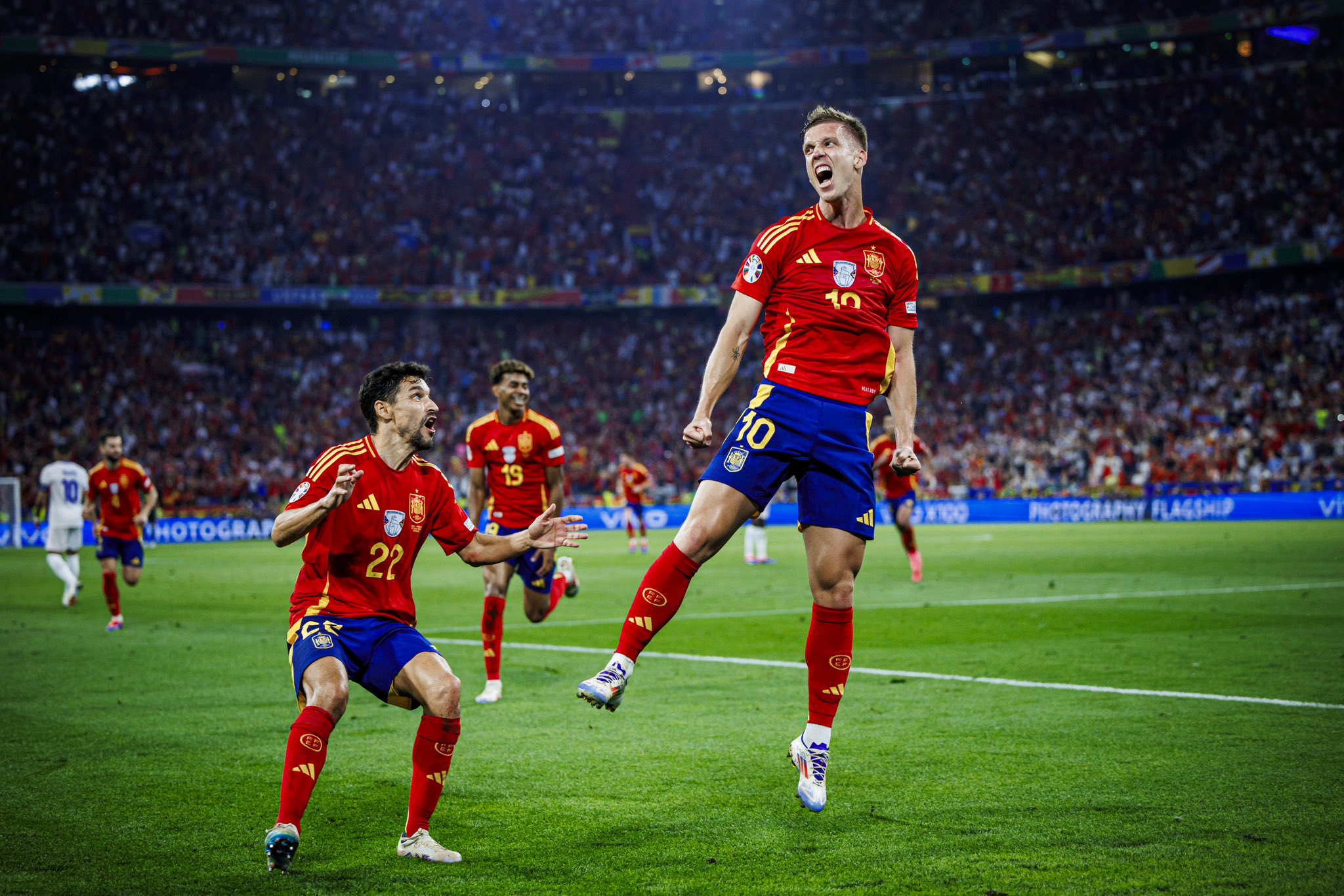 丹麦对决西班牙，羽毛球赛中精彩绽放